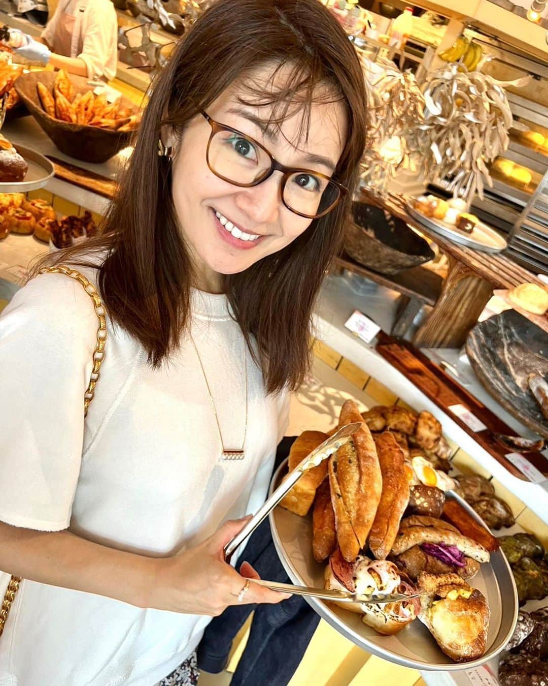 長野美郷のインスタグラム：「福岡にて、 大好きなパン屋さんの姉妹店を発見し。 喜んで駆け込んだ日🥹 風が強かったな。  美味しそうなパンを たくさんトレーに盛って、 ほくほくな1枚…なんですが、 シャッター押す前に一言 「前髪」のこと教えてくれても良かったと思うのよね🙄  #失敗写真 #とは知らず嬉しそう 笑　まぁいっか🤗 #アマムダコタン #ダコメッカ #福岡グルメ」