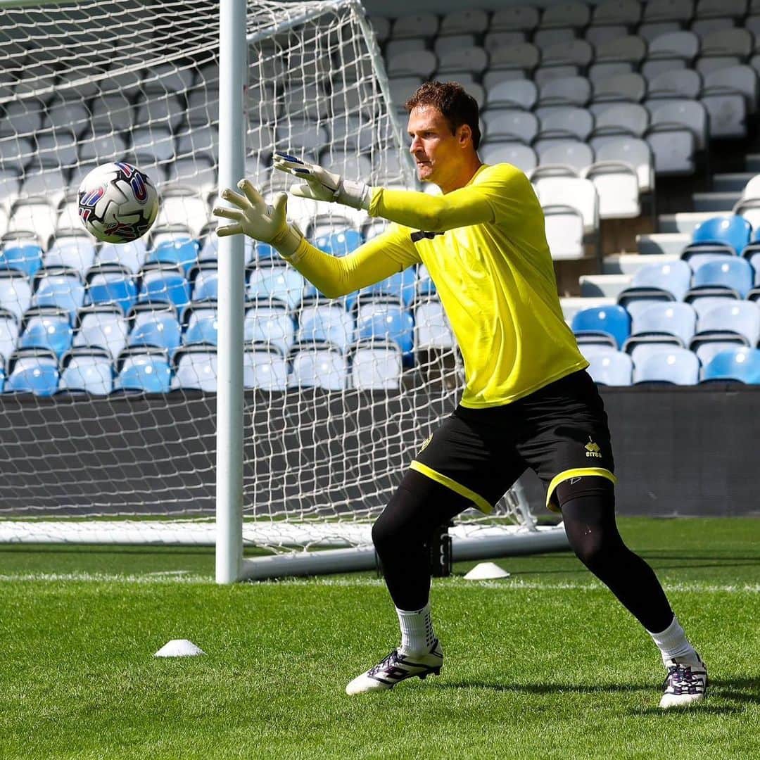 のインスタグラム：「Really enjoyed our open training session at Loftus Road. Amazing turnout 👏🏻🧤🆎🔵⚪️  @ab1gk @officialqpr」