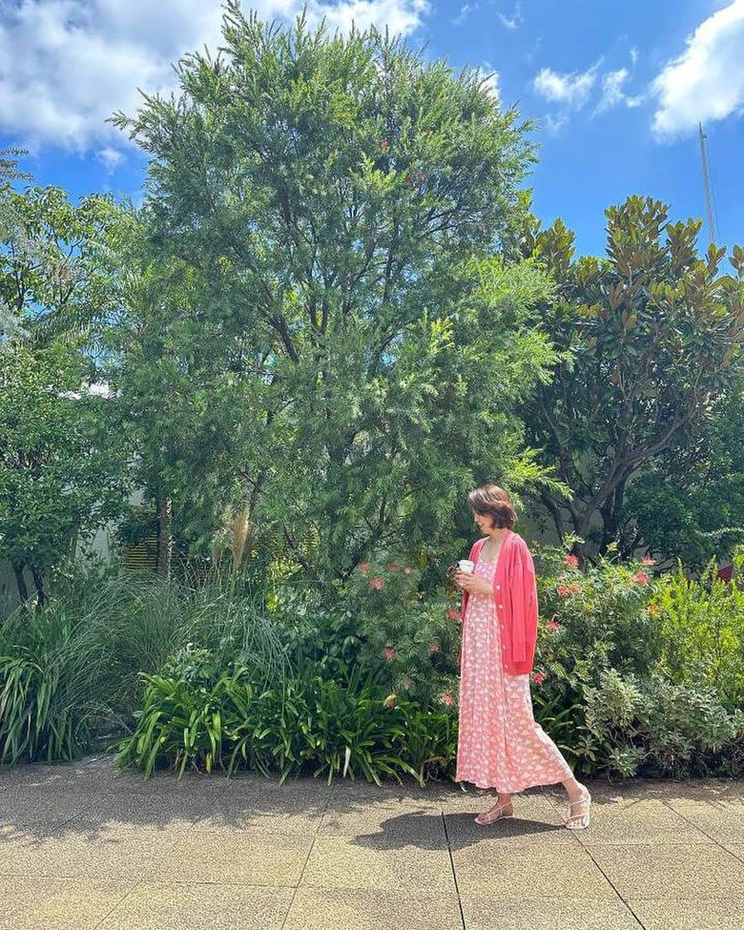Angels By The Sea Hawaii Waikiki Based Boutiques ?Original clothing designed のインスタグラム：「水着の上から着ても、上にカーディガンを羽織っても、サラッと着心地の良い新作ドレス。  背中が大胆にあいていて、首の紐を調整するだけで素敵にフィット！  With its exquisite palm tree design, the Lanipo dress pays homage to the lush tropical landscapes of Hawaii. Its tie-back feature adds allure, enhancing your neckline and evoking a sense of goddess-like elegance.  Created with comfort in mind, the Lanipo dress is made from lightweight and breathable fabrics. Handcrafted with care in Indonesia, this dress captures the essence of Hawaii, where every stitch tells a story of paradise.  👗 Lanipo Hawaiian Palm Tree Dress 📸 @takakomoriyahawaii thank you so much🩷 📍 Tokyo, Japan  @angelsbythesea has been Hawaii’s resort fashion brand based in Honolulu, Hawaii, since 2010. Please visit our online store 🌺www.angelsbytheseahawaii.com Owner Designer Nina Thai (Miss Waikiki) @nina_bythesea (日本語勉強中📚🙇🏻‍♀️) Please feel free to tag your pic for a chance to be featured!  ハワイのリゾートファッション、 エンジェルズバイザシー はミスワイキキである Nina Thai によって作られたハワイオリジナルファッションブランドです🌴日本語ウェブサイトはこちら www.angelsbytheseahawaii.jp  ハワイやリゾートファッションが好きな人は是非私達のアカウントをフォローして下さい🙌また私達の商品をポストする際にタグ付けしていただいたら私達からリポストされるチャンスがあります  #angelsbytheseahawaii #angelsbythesea #resortwear #hawaii #waikiki #supporthawaii #sheratonwaikiki #bandeau #palmleaves #hawaiibeaches  #ハワイ #ワイキキ #カイルア #ラニカイビーチ #シンプルコーデ #ハワイ好きな人と繋がりたい #エンジェルズバイザシーハワイ #エンジェルズバイザシー #リゾートファッション #ハワイに恋して #ハワイ限定 #シェラトンワイキキ #ワイキキビーチ」