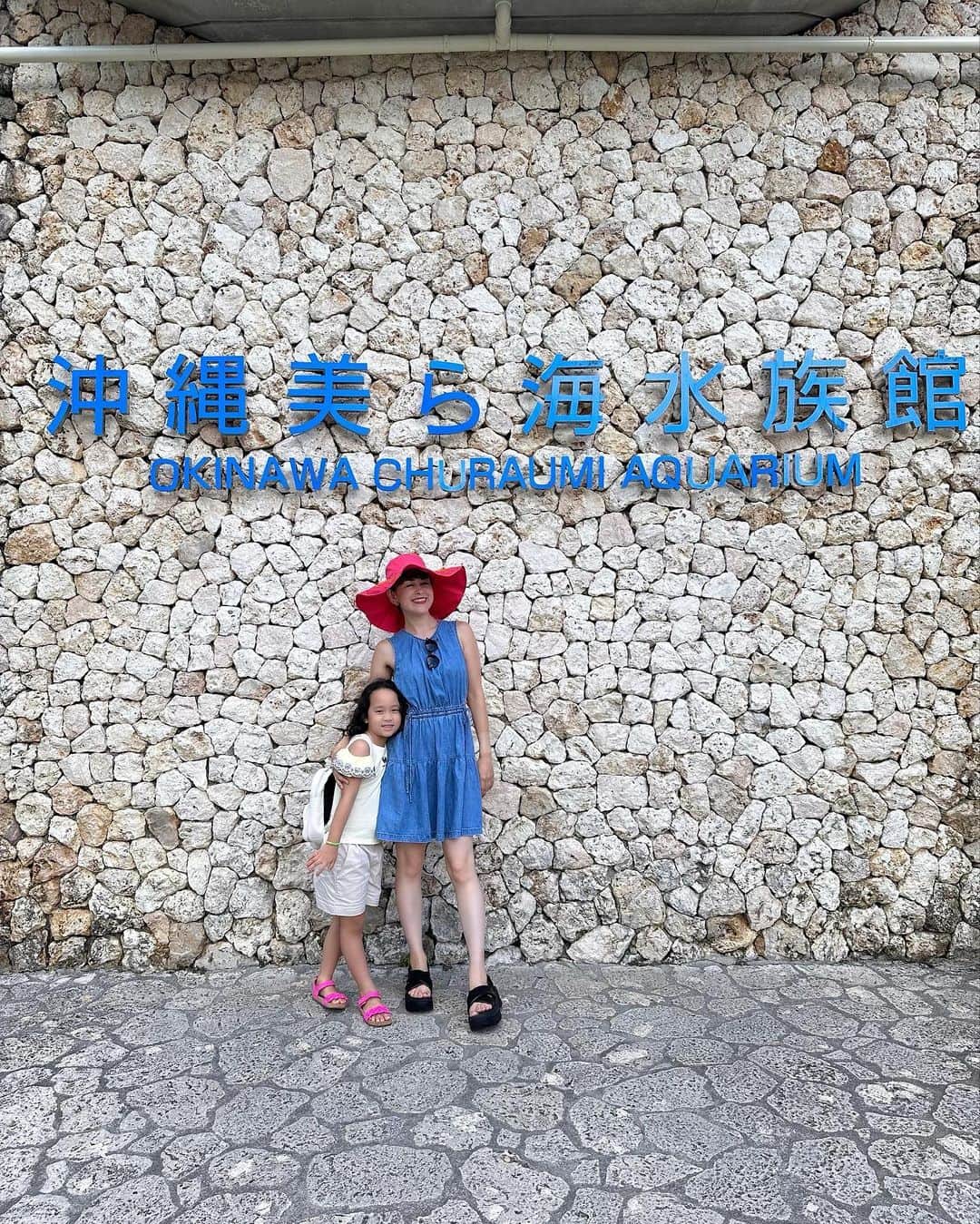 トムセン陽子さんのインスタグラム写真 - (トムセン陽子Instagram)「沖縄のおもひで🌴🌺✈🍍②  ずっと行ってみたかった美ら海水族館へ。  ジンベエザメに恋をした6歳ꉂ🤣𐤔  オリオンビール、美味しい。  海、キレイ。  笑顔しかない。  #沖縄 #okinawa」8月23日 12時35分 - yokothomsen