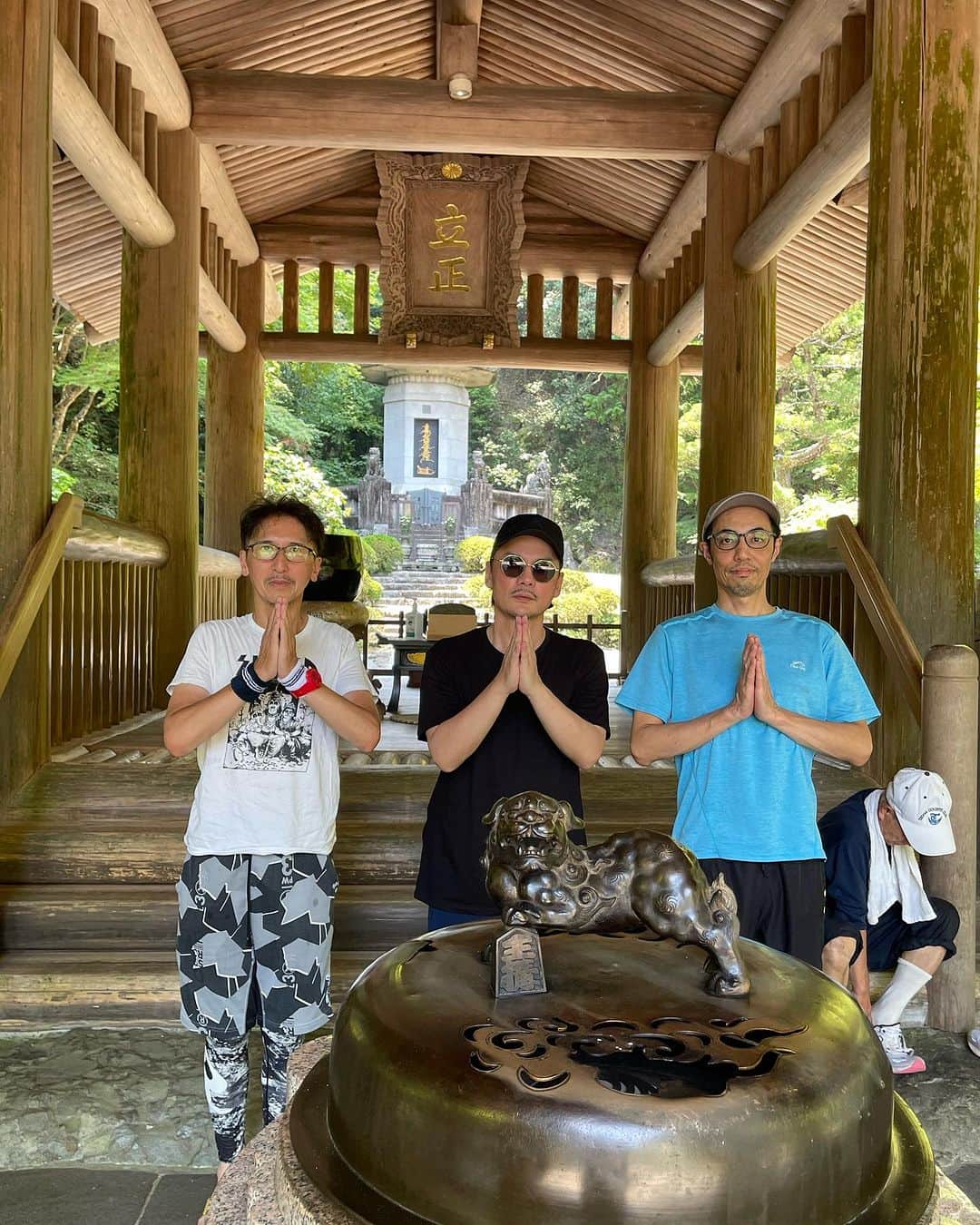 SPICY CHOCOLATEさんのインスタグラム写真 - (SPICY CHOCOLATEInstagram)「✴︎ SPICY CHOCOLATE名付親 AFROMANIAのPAPA TOSHI さんと セレクターの師匠 DJ RAKUDAくんと 関東屈指の山岳信仰の霊山 七面山(1,989m) 初登詣へ⛰️  久しぶりの登山で足ガクガク 筋肉痛が３日間続きましたが.. 自然の中で自分に向き合い 氣づきも氣づかされも 色々とあり~  あとから知ったが、 七面山はレイライン上(光の道)に点在 千葉 上総国一ノ宮 玉前神社の参道から 昇った太陽の光は二つ鳥居を突き抜け 西へと進み、玉前神社~富士山~身延山~ 七面山~出雲大社を 一直線に結ぶ光の道レイライン上に💫 春分・秋分の日にレイラインが現れるらしいので 一生に一度は生で拝んでみたいわな☀️  クソ暑さにも落ち着きが見え始め 秋の香りがほんわかと近づいて来ましたね 良き夏の思い出が作れますように🌻  Happy summer time🍑  今年の23日も 残り４回。    #御来光 #七面山 #敬慎院 #護国道場 #レイライン #アガリサガリ #令和五年七月二十三日 #SPICY_CHOCOLATE ☀️⛰️🌻🙏🏻🐰🎌😎」8月23日 12時33分 - spicy_chocolate23