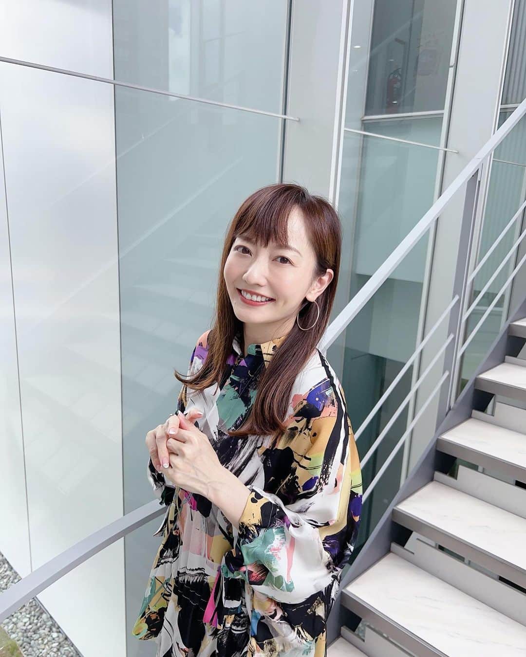 島本真衣のインスタグラム：「今日着用した衣装です🤍  #ブラウス @stumbly.official  @huelemuseum_official   #スカート @elura_official #elura #エルーラ  #ピアス #リング @agete_official   #パンプス @kanematsu_official」