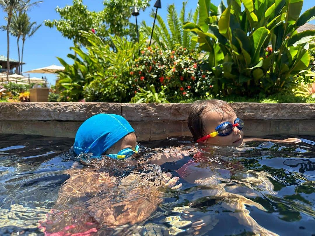 道端アンジェリカさんのインスタグラム写真 - (道端アンジェリカInstagram)「with son’s 👦👦💕💕  2人とも毎日の海とプールですっかりお水もこわくなくなって泳げるように🏊 次男はまだヘルプが必要だけど、たくさん挑戦して頑張ってた☺️❤️  YouTubeに夏休みの様子もUPしたので是非みてね🥰✨  #hawaii #lanai」8月23日 12時39分 - angelica_michibata