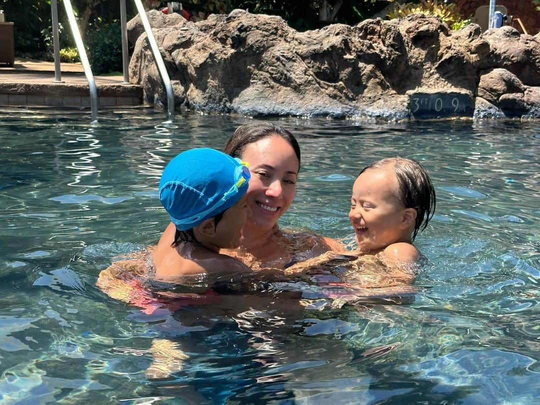 道端アンジェリカさんのインスタグラム写真 - (道端アンジェリカInstagram)「with son’s 👦👦💕💕  2人とも毎日の海とプールですっかりお水もこわくなくなって泳げるように🏊 次男はまだヘルプが必要だけど、たくさん挑戦して頑張ってた☺️❤️  YouTubeに夏休みの様子もUPしたので是非みてね🥰✨  #hawaii #lanai」8月23日 12時39分 - angelica_michibata