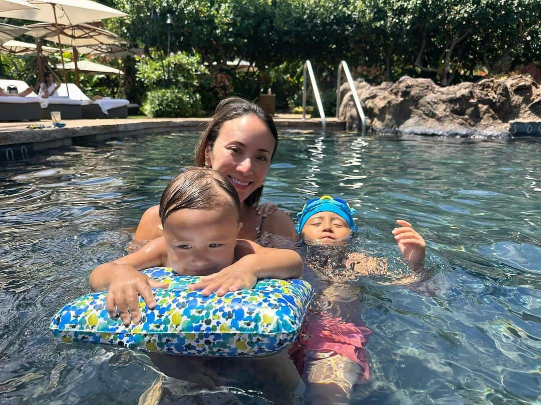 道端アンジェリカさんのインスタグラム写真 - (道端アンジェリカInstagram)「with son’s 👦👦💕💕  2人とも毎日の海とプールですっかりお水もこわくなくなって泳げるように🏊 次男はまだヘルプが必要だけど、たくさん挑戦して頑張ってた☺️❤️  YouTubeに夏休みの様子もUPしたので是非みてね🥰✨  #hawaii #lanai」8月23日 12時39分 - angelica_michibata