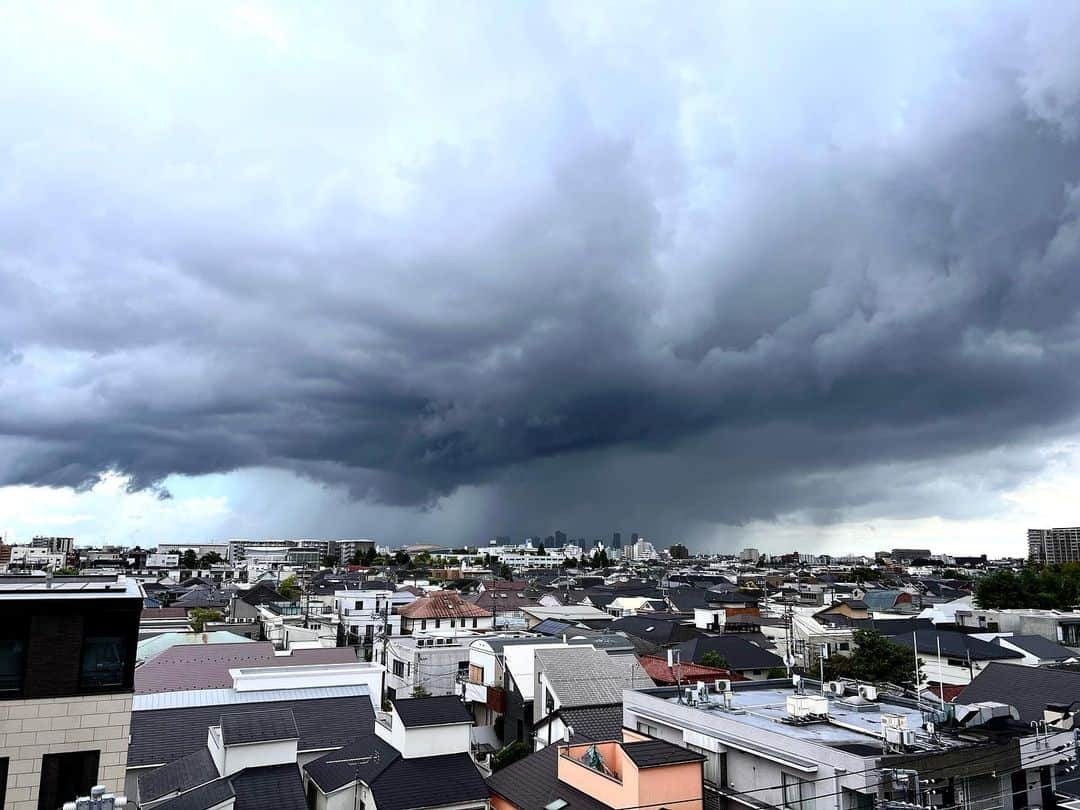 のインスタグラム：「2023.08.23…昨日、武蔵小杉が雨攻撃を受けた！ 大丈夫か住民！政府は何をしとるか！ #tatsuowatanabe」