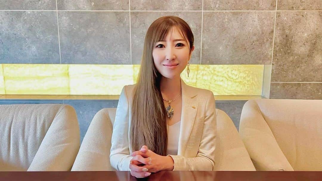のインスタグラム：「【Re.museはお陰様で10周年を迎えました　🕊️】 本日2023年8月23日をもちまして、Re.museは創業10周年を迎えました。 ⁡ 2013年の開店以来、多くの方々に支え続けられ、この10年の節目を迎えられることに、心より深く感謝申し上げます。 　　　 衰退産業に飛び込み起業してからの10年間は苦難の連続でしたが、お客様お一人お一人と真剣に向き合い、語り合い、生み出された一着がお役に立てた時の喜びは、全ての苦労を洗い流してくれ、困難な道でも歩んでいける勇気と信念を与えてくれました。 　　　　 「人を自信に包む」というミッションのもと、私共のスーツはヴィクトリースーツと呼ばれるようになりましたが、私共も皆様より日々多くの自信をいただいて参りました。 　　　　 今後もRe.museは、未来に希望を持つすべての人に自信を提供する会社として、チャレンジを恐れず前進し、全社一丸となって100年先まで愛し愛されるブランドを育んで参ります。 　　　 いつもInstagramをご覧下さっています皆様、どうぞ今後ともよろしくお願い申し上げます。 ⁡ ⁡ ⁡ ⁡ ⁡ ⁡ ⁡ ⁡ ⁡ ⁡ ⁡ #10周年 #感謝 #うっす#ヴィクトリースーツ #オーダースーツ #レディーススーツ #メンズスーツ #スーツ #remuse #女性経営者#人は自分に嘘をつく」
