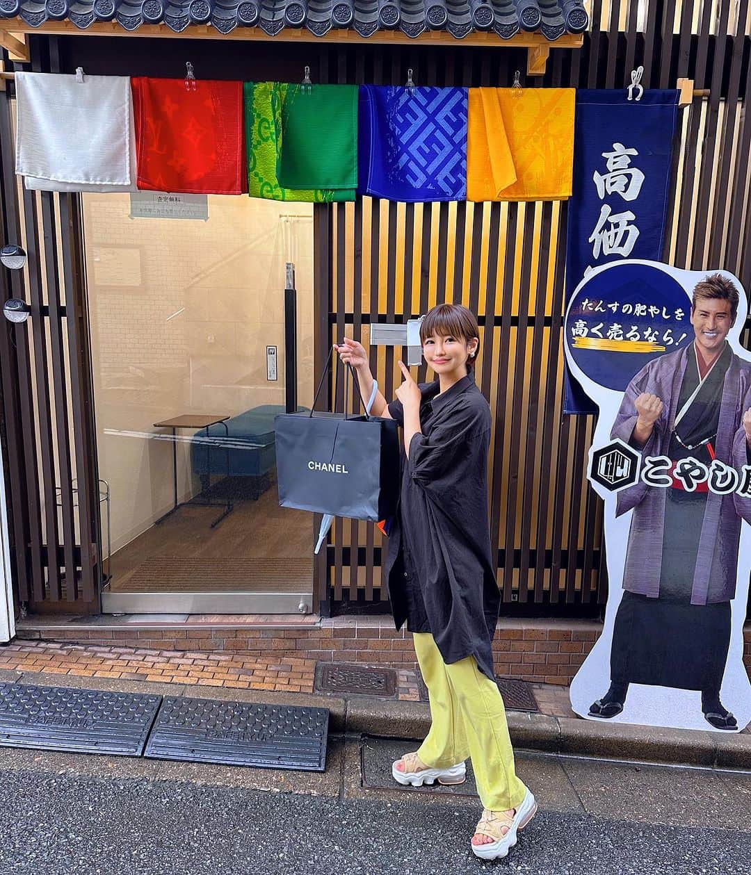 綾瀬羽乃(あーは)のインスタグラム：「オープン一周年記念キャンペーン中の @koyashiya.ebisu へ行ってきたよ🙌　  5ジャンル(ブランド品、腕時計、アクセサリー、カメラ、お酒)で5千円以上の買取成立で 1万円のキャッシュバック👏😳！！！ (※8月31日までの実施予定) めーーーっちゃお得💛  お部屋で眠っていた小物、アクセサリー達、 長年使っていた手帳カバーも ゴミ箱にポイするか悩んで 持っていってよかったぁ🥰  カメラ、貴金属、切手やおもちゃ…etc 価値がわからない品物も、 丁寧に査定してくれるよ😊✨✨  その場で現金支払い💸  詳しくは👉 https://coyashiya.jp/store/ebisu/  #pr #インフルエンサーワークス #恵比寿買取 #買取恵比寿 #こやし屋恵比寿店 #こやし屋#買取#断捨離」