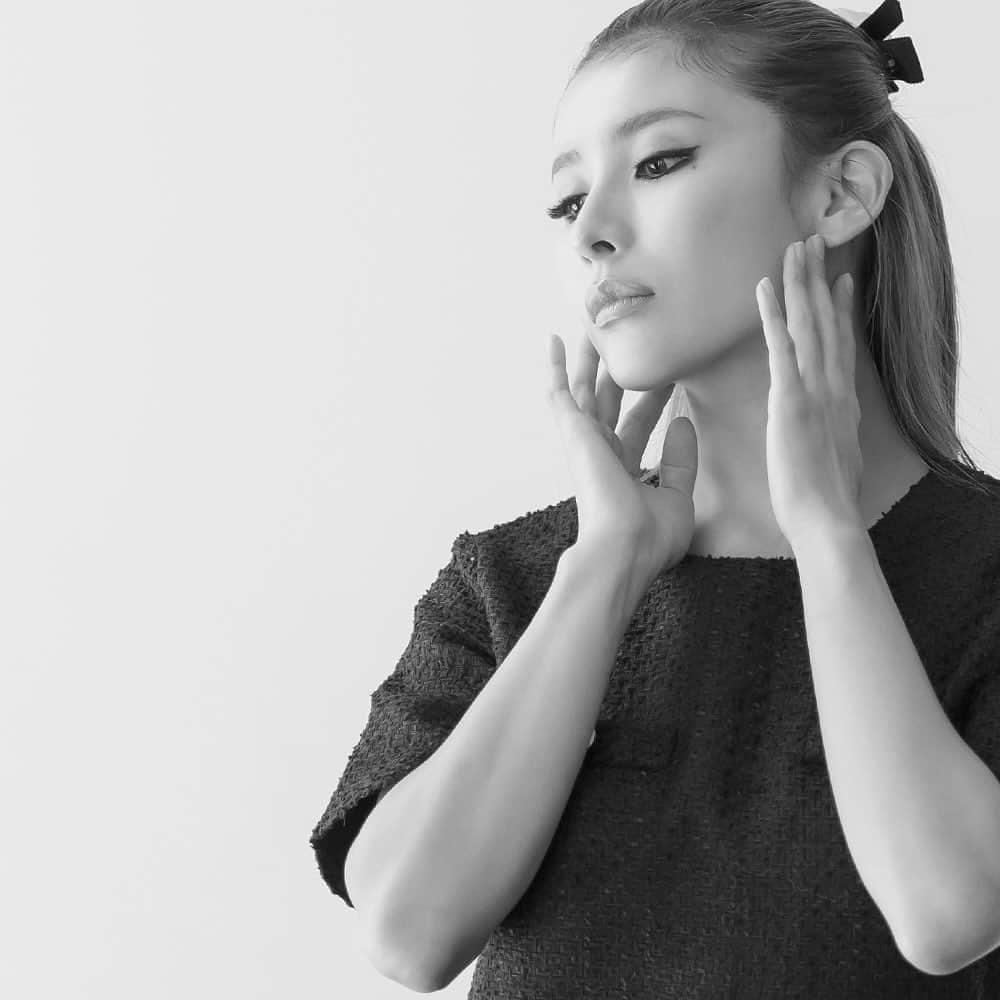 デュラスアンビエントのインスタグラム：「#ツイードショートスリーブミニワンピース <Ivory, Black> 【8/23(WED)20:00-】  上品な甘さの香るツイードミニドレス。  サラリとした手触りで、晩夏から着やすい軽やかなツイード生地を採用しました。  程よく広がるスッキリとしたAラインシルエットは、身体のラインを拾わない代わりに、膝上丈でほんのり甘く。  金ボタンが映えるイミテーションポケットをあしらい、のっぺりさせないアクセントをひとさじ加えました。  ＿＿＿＿＿＿＿＿＿＿＿ ✔︎ @ambient_styling #AMBIENT #ambient_official #ambientstyle #アンビエント #23aw #ツイード #ツイードワンピース #ワンピース #お呼ばれドレス」