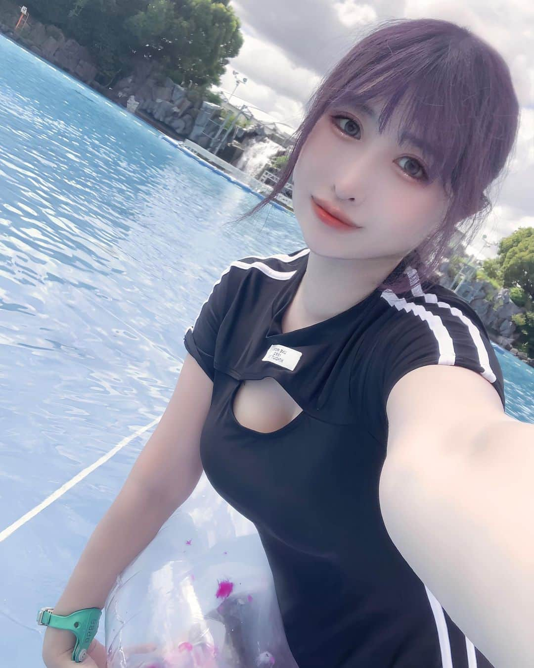 深月風香のインスタグラム：「💖 はじめての西武園ゆうえんち&プール🏊‍♀️ ご招待頂けて せっかくだから兄家族を誘って行って来た 姪っ子甥っ子ぶち上がりの体力お化けだったよ ファミリー向けプールだからか 三角ビキニの姉ちゃんがいないのが衝撃でした😳 みんな半袖かラッシュガードで 男性もラッシュガード率高かった。  この日のために超健全水着を買っといて良かったよ🥺  —————♡⃛ 深月風香 自己紹介 ♡⃛————— 深月風香(みづきふーか) コスプレイヤー、モデルとして活動中  ❤︎大型イベント等の企業公式コスプレイヤーのお仕事承ってます お仕事依頼はDM下さい☺️  ❤︎撮影会は毎月平日休日開催中 私服、コスプレ、水着系撮影できます 撮影会はスマホ撮影もOKです🙆‍♀️  ❤︎アニメが好き ❤︎キャンプが好き ❤︎映画が好き  《サブスクリプション限定post》 ファンティアやonlyfansなどファンクラブ系をやってこなかった私が有料投稿始めました 厳しいSNS時代、水着系の衣装をメインに投稿してます 私を応援したい方、見たい方はサブスクリプション登録してね☺️ 毎月ふーかにランチを奢る気持ちでどうぞ いつでも退会できます。  《 ハイライト 》 ハイライトにはふーかと会える撮影会やイベント告知をまとめてます 会いにきてね🥰  《 Threads 》 threadsやってます！ 日常とかつぶやいてますので見てみてね threadsはプロフから飛べます✈️  ———♡⃛ここまで読んでくれてありがとう♡⃛——— #コスプレイヤー #コスプレ女子 #コスプレ #撮影会モデル #被写体 #被写体モデル #二次元  #cosplayer  #coser  #ootd4nylonjp #japanesegirl  #swimsuits #水着 #swimwear  #shein購入品 #shein #西武園ゆうえんちプール  #西武園ゆうえんち  #西武園  #プール  #pool #ポニーテール #pr」