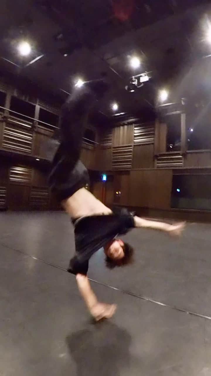 のインスタグラム：「Beautiful rehearsal room 🤎  🎥 @tasq.w    #dance #breaking #breakdance #bboy #powermove #powermoves #acrobatics #tricking #parkour #gymnastics #movement #capoeira #ブレイキン #超人」