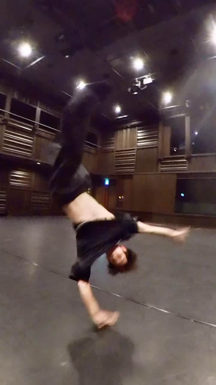 asukaのインスタグラム：「Beautiful rehearsal room 🤎  🎥 @tasq.w    #dance #breaking #breakdance #bboy #powermove #powermoves #acrobatics #tricking #parkour #gymnastics #movement #capoeira #ブレイキン #超人」