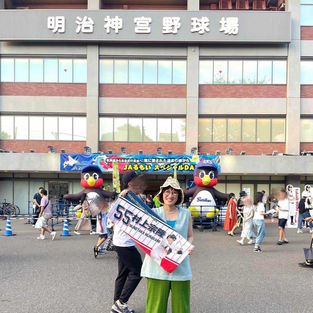 松浦志穂のインスタグラム：「WBCファン活動。神宮球場へ！⚾️ 山田哲人さんの素晴らしい守備見れた🥹この日は村上くんも中村さんも出ず😞また来なさいと言ってくれているのだと受け取ります。  夏の間に神宮でビール飲む🍺も出来た。東京音頭も出来た。神宮球場の花火も見れた！🎆最高っ！！！  この日の洋服はメ〜テレのドデスカ！ドようびデス。でジャズドリーム長島に行った時、アーバンリサーチで相方と夏のデート服コーデ対決をし勝利して買ってもらったやつ🎖️「中日ドラゴンズの試合観戦デートコーデ」と名付けてこの日神宮でヤクルトvs.中日だったのでしっかり着て行きました❤️‍🔥（ヤクルト側での応援でしたが、、🙇‍♀️）  プロ野球もあと1か月くらいで終わり。。あと何球団見に行けるかなぁ、、！！❤️‍🔥❤️‍🔥  #東京ヤクルトスワローズ  #中日ドラゴンズ  #神宮球場 #つば九郎とつばみちゃんの傘可愛すぎ #体重100キロ近いバビロン千葉と行ったので神宮の座席はより狭く感じた #けど千葉の解説はとても勉強になった」