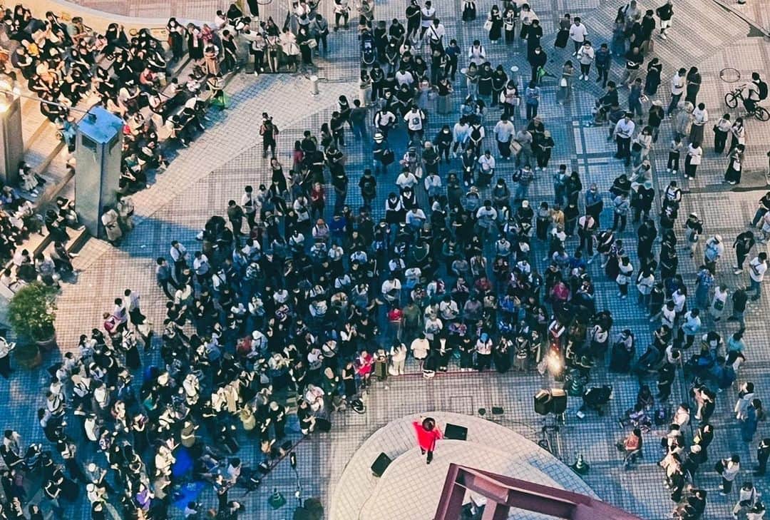 HIPPYのインスタグラム：「どこへでも繋がる広島の空の下  6年ぶりに発売したアルバムで 日本１、オリコン１位を獲るべく 今までの自分にとっての “できるわけない”を 一生懸命に取り組んでまいりました。  オリコンデイリーチャート最高3位 オリコンウィークリーチャート15位  米国で最も権威のある音楽チャート Billboard ランキングでは17位  １位と言う目標は叶いませんでしたが この日まで各会場でCDの予約をいただき ネットでもたくさんの予約をいただき リリースイベントには各会場にたくさんの応援 テレビ、ラジオスタッフの皆様もゲットしてくださったり ファンクラブの仲間の応援もいつも支えになっていて  1人1人1枚1枚大切に届けさせていただき その思いが重なりチャートに結果として出たこと  大手事務所だったり、国民的人気アーティストが バンド、ユニットが数多く並ぶチャートの中に 一地域のソロシンガーHIPPYが上位チャートイン  心から感謝しています。 本当に本当にありがとうございます。  そしてなんと「君に捧げる応援歌」が 日本レコード協会 ストリーミング ゴールド認定いただきました。  CDでも配信でも最高の結果に導いていただき 本当にありがとうございます。  HIPPYに！HIPPYの楽曲に！ 出会ってくれてありがとう！  この挑戦に力を貸してくださった スタッフの皆様！家族！友達！仲間 関わってくださった全てに感謝です。 ペコ、ばあちゃんに届け！  まだまだ道なかば この出逢いを誇っていただけるよう まだまだ踏ん張っていきます  さぁまずは今日！生きます！ その先でお逢いしましょう♪  ——————————————  【HIPPYスケジュール】  8/25 愛媛県『いよスポーツフェスティバル』 8/26 愛媛県『坊っちゃん夜市花火大会』 8/27 熊本県 『火の国サラマンダーズホームゲーム』 9/3  岐阜県『エコプレミュージックフェス』 9/9  広島県三原市『SMILE-FES2023』 9/9  岡山県『じぇら祭’23』  9/10（日）横浜BAYSIS ※売り切れ間近 -HIPPY 初の横浜ワンマンライブ-  ［ヒーローアイランド計画 YOKOHAMA ～We Can Make It～］ YOKARO-MON / ericaゲスト出演!!! http://hippy-web.com/news/20230707.shtml  9/16 鳥取県『TKO × HIPPY 「周るTKO」』 9/17 山口県『TKO × HIPPY 「周るTKO」』 9/18 広島県『TKO × HIPPY 「周るTKO」』 10/1 大阪府 『音色 〜10th Anniversary〜』 10/7 福岡県 『かすや商工祭』 10/8 沖縄県 『うんなまつり』 10/15 広島県 『山陽女子短期大学祭』 10/22 香川県 HIPPY １時間LIVE予定  10/29（日）兵庫県三宮LiveHallクラブ月世界 HIPPY × 酒井法子⟡ 2マンライブ ※チケット絶賛発売中 http://hippy-web.com/schedule/20231029.shtml  11/12（日）広島マリーナホップ第二駐車場 PEACE STOCK 78' HIROSHIMA 2023 ※チケット絶賛発売中 http://hippy-web.com/schedule/20231112.shtml HIPPYスケジュール詳しくはコチラ http://hippy-web.com/schedule/」