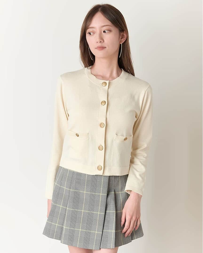 snidelさんのインスタグラム写真 - (snidelInstagram)「【New Arrival】本週上架！ 經典法式針織外套，加入精緻的金屬鈕釦，不僅可以當外套，也可以扣上釦子當上衣穿著！  金扣針織外套 SWNT234304 Color : BORDER GRN IVR NVY Size: F  @usagionline_hk 網店限定 ━━━━━━━━━━━━━━ \ USAGI ONLINE 網店優惠/ ✨ SUMMER FINAL SALE All 50%OFF(優惠至31 AUG 23:59) *For S/S items ✨精選家居服1件7折  Link in Bio ✨  #SNIDEL #SNIDELhk  #autumn  #top #sweater #上衣」8月23日 13時02分 - snidelhk