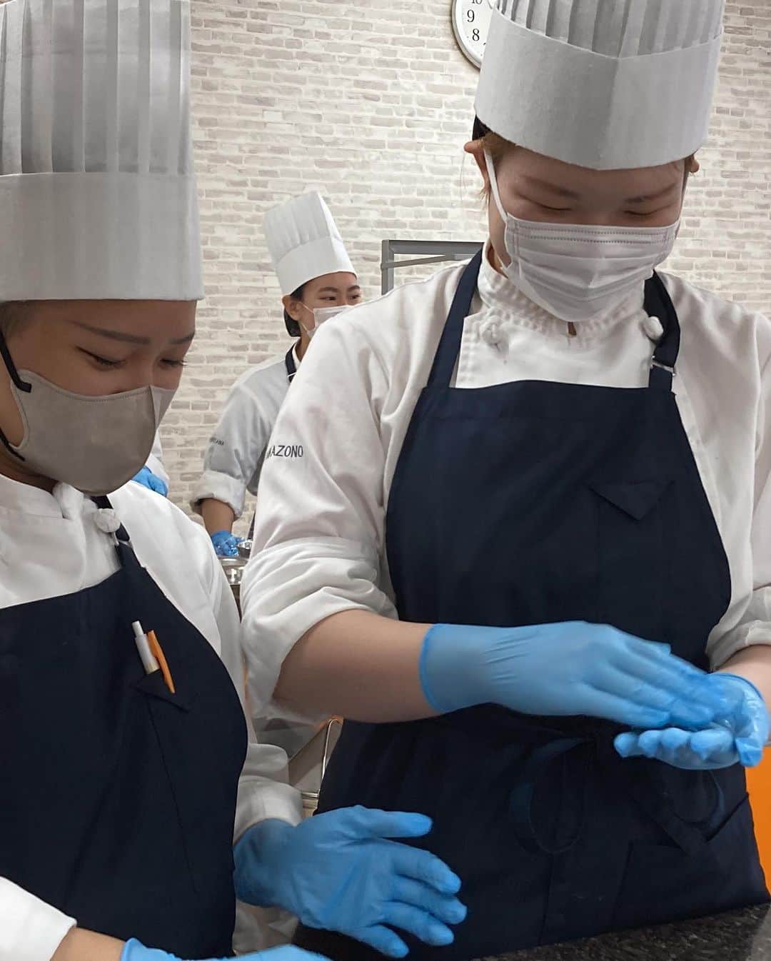 札幌ベルエポック製菓調理専門学校【公式】のインスタグラム：「今週は夏休み明け授業 学生達が学校に戻ってきました✨ 夏休み、リフレッシュできたかな？  毎日実習室には 美味しい香りが漂っております。  おいしいを見つける、毎日。  #パティシエ　#調理 #カフェ　#ベルエポック」