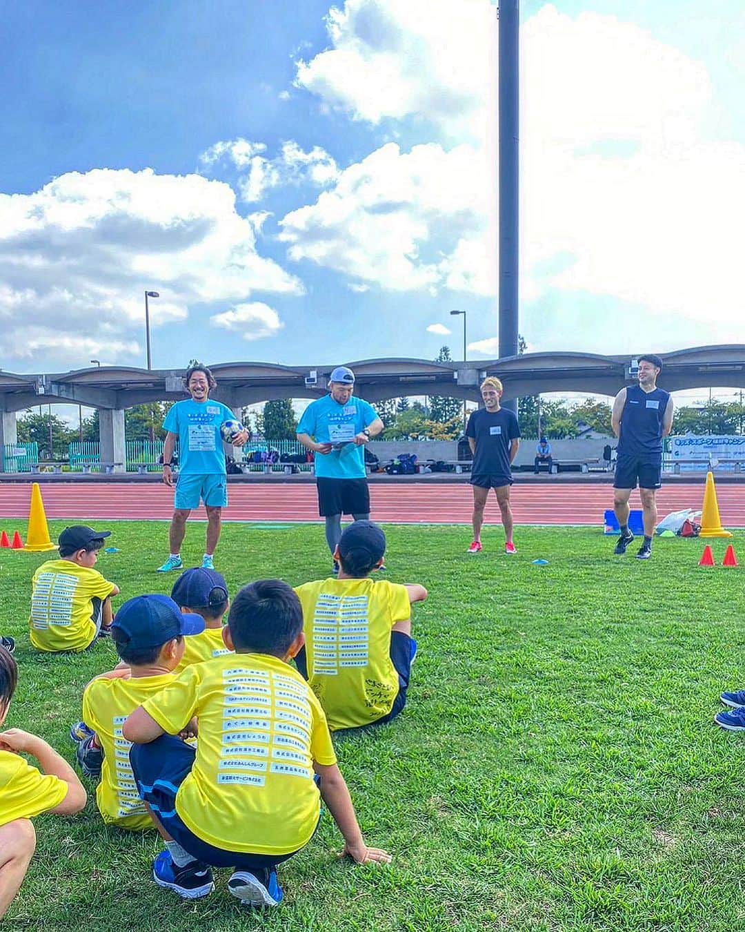 石川直宏さんのインスタグラム写真 - (石川直宏Instagram)「『キッズ・スポーツ体験キャンプ in 富山』  このキャンプは参加する子どもたちの成長はもちろん、保護者・地元インターン・アスリート・スタッフが共に成長する機会。  スポーツ面と生活面で、グループワークの手法を取り入れたアクティビティを加え、チームワークの大切さを感じてもらいながら社会性も身に付けます🤝  シンボルアスリートは、ラグビーの  畠山健介さん @hatake03   2泊3日のプログラムの中で、最終日にゲストとして、サッカーの中での工夫や仲間とのコミュニケーションやリスペクト、失敗を怖れずチャレンジする大切さを伝えさせていただきました⚽️  富山という事で、カターレ富山の  柴崎選手 @shibasaki26  高橋選手 #高橋駿太  にも参加いただきました⚽️ カターレ富山を応援している子どもたちも多く、目が輝いてたな〜✨  横浜F・マリノス時代にお世話になった、現カターレ富山・左伴社長もお忙しい中で見学に来てくれました🤝(僕は目瞑ってるけど 笑)  3日間の共動・共育での絆。 閉校式では子どもたちや親御さん、学生グループリーダーの皆さんも涙。そんな姿を観て、僕も感動しました。  キッズキャンプでのアクションや繋がりであり絆、体験・経験は一生の思い出であり、これからの人生のエネルギーになると思います！！  僕もまた、ゲストとしてもシンボルアスリートとしても、富山ではもちろん、思い入れのある場所・地域で開催したいと思いました👍  #キッズスポーツ体験キャンプ #キッズスポーツ体験キャンプ2023in富山  @kidscampofficial  #Rights #ライツ #Toyama #富山 #カターレ富山 #牛岳ユースハイランド #共育 #グループワーク #コミュニケーション  #リスペクト #NaohiroIshikawa #石川直宏」8月23日 13時05分 - sgss.18
