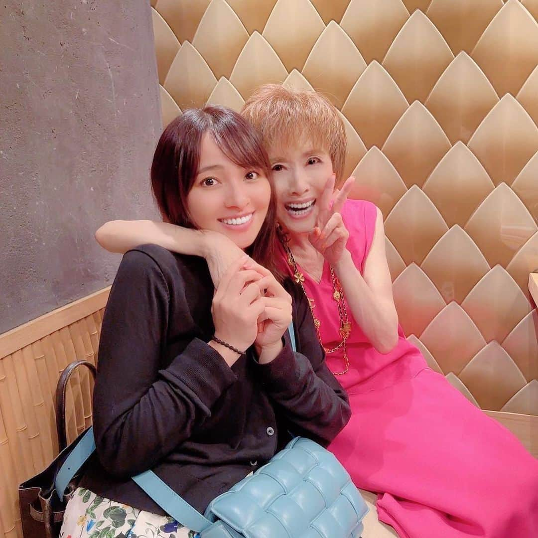 小柳ルミ子さんのインスタグラム写真 - (小柳ルミ子Instagram)「【われめDEポン】でお会いした 波岡一喜さんと水崎綾女ちゃん💕  麻雀は性格　人柄が出ます⤴️  初対面なのに お2人の事がだーい好きになり 先一昨日一緒に食事をして来ました🥰❣️  以前から好きだった萩原聖人さんともやっと実現しました❣️  皆さん素敵な役者さん💕 人としてもいっぺんに好きになりました❤️  可愛い綾女ちゃん30代 クレバーな波岡君40代 良い男萩原君50代 私70代💦  3世代の新しいお友達が出来て幸せです💕 嬉しーい😆❣️  われめDEポンが繋いでくれたご縁に感謝🥰🙏  又会いたいな🥰💕  ⠀  #萩原聖人 さん⠀ #波岡一喜 さん⠀ #水崎綾女 ちゃん⠀ #われめdeポン ⠀ #bsフジテレビ ⠀ #麻雀 ⠀ #俳優 ⠀ #女優 ⠀ #役者 ⠀ #歌手 ⠀ #大好き ⠀ #人柄 ⠀ #性格 ⠀ #初対面 ⠀ #人間性 ⠀ #友達 ⠀ #会食 ⠀ #食事会 ⠀ #つるとんたん ⠀ #うどん ⠀ #しゃぶしゃぶ ⠀ #かき氷 ⠀ #楽しかった ⠀ #感謝 ⠀ #chanel ⠀ #アンコキーヌ ⠀ #ファッション ⠀ #動画 ⠀ #写真好きな人と繋がりたい ⠀ #小柳ルミ子」8月23日 13時07分 - rumiko_koyanagi