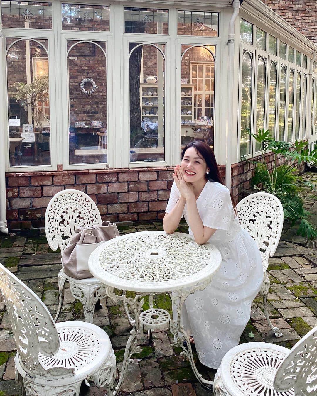 Atsukoのインスタグラム：「先日、久しぶりに ゆきちゃんと マナーハウスでティタイム🫖  @manorhouse_sakura   イギリスの建物🏠の中に cafe🫖があり アンティーク雑貨や食器🍴が 豊富にあるショップ  森に囲まれた落ち着く場所  外に小さなお庭もあって お姫様気分が味わえるの👸🤍  ゆきちゃんご一緒にいけて 嬉しかったよ🤍  白ワンピース👗  @instyle365_jp   goinluckのクーポンコード（20% off）：atsuko　 　締め切り：９月８日  instyle365  クーポンコード （20% off）：AUG20  　締め切り：８月３１日」