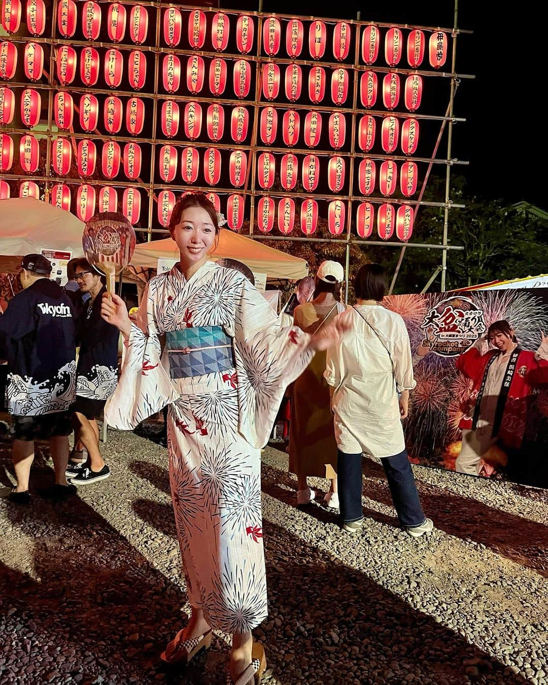 浜崎美保さんのインスタグラム写真 - (浜崎美保Instagram)「今年初の浴衣はスカ盆🏮💕  盆踊りの衣装は西新井の鈴乃屋さんご協力でした🥹👘   花火と金魚の柄がこの日にぴったりで、帯はTOKYO FMなカラー💎💜  着付けも心地良くたくさん踊っても快適に過ごせました🫧  ありがとうございました🥹🎇 @suzunoya_ario_nishiarai   なんと鈴乃屋さんもリスナー社員さん🥹🚀🙏✨  うれしいなぁ〜🥹🥹🥹  #tokyofm #スカロケ  #スカロケ10周年 #スカロケ大盆踊り大会 #スカ盆 #西新井大師 #大師夏祭り #大師夏祭り2023 #足立区 #鈴乃屋 #アリオ西新井 #浴衣  #浜崎美保」8月23日 13時20分 - mihohamasaki_japan