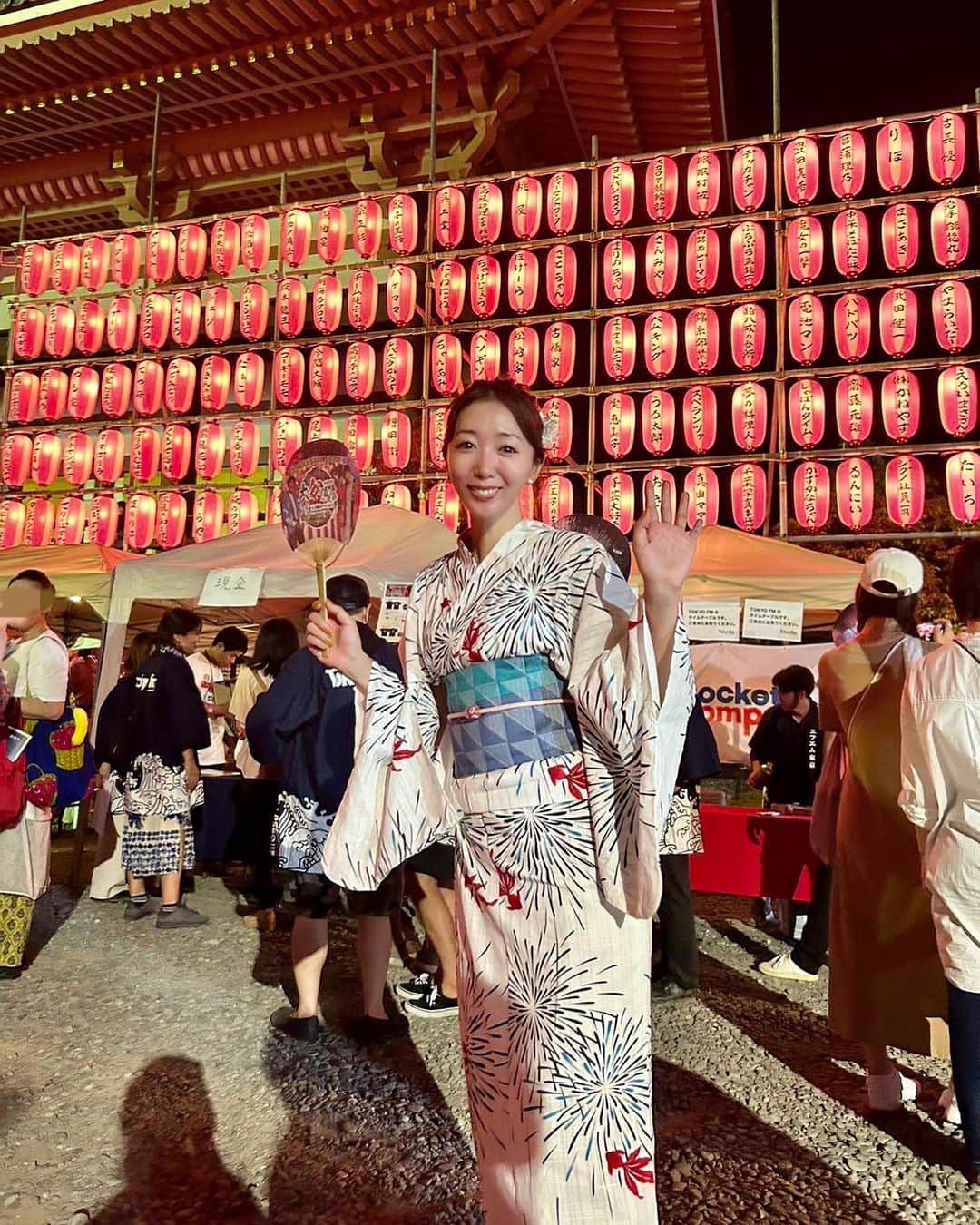 浜崎美保さんのインスタグラム写真 - (浜崎美保Instagram)「今年初の浴衣はスカ盆🏮💕  盆踊りの衣装は西新井の鈴乃屋さんご協力でした🥹👘   花火と金魚の柄がこの日にぴったりで、帯はTOKYO FMなカラー💎💜  着付けも心地良くたくさん踊っても快適に過ごせました🫧  ありがとうございました🥹🎇 @suzunoya_ario_nishiarai   なんと鈴乃屋さんもリスナー社員さん🥹🚀🙏✨  うれしいなぁ〜🥹🥹🥹  #tokyofm #スカロケ  #スカロケ10周年 #スカロケ大盆踊り大会 #スカ盆 #西新井大師 #大師夏祭り #大師夏祭り2023 #足立区 #鈴乃屋 #アリオ西新井 #浴衣  #浜崎美保」8月23日 13時20分 - mihohamasaki_japan