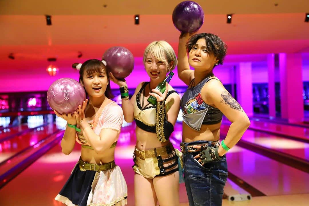 松井珠紗のインスタグラム：「アクトレスガールズ大ボウリング大会inディグボウル吉祥寺さん マッスルCHIAKIさんとさくらと一緒にボウリング🎳  楽しかった余韻でいっぱい😌💭💕  昼には大学生ボランティアさん達と共にゴミ拾いをして地域交流💪 本当に全てが素敵な経験で、感謝の限りでした！」