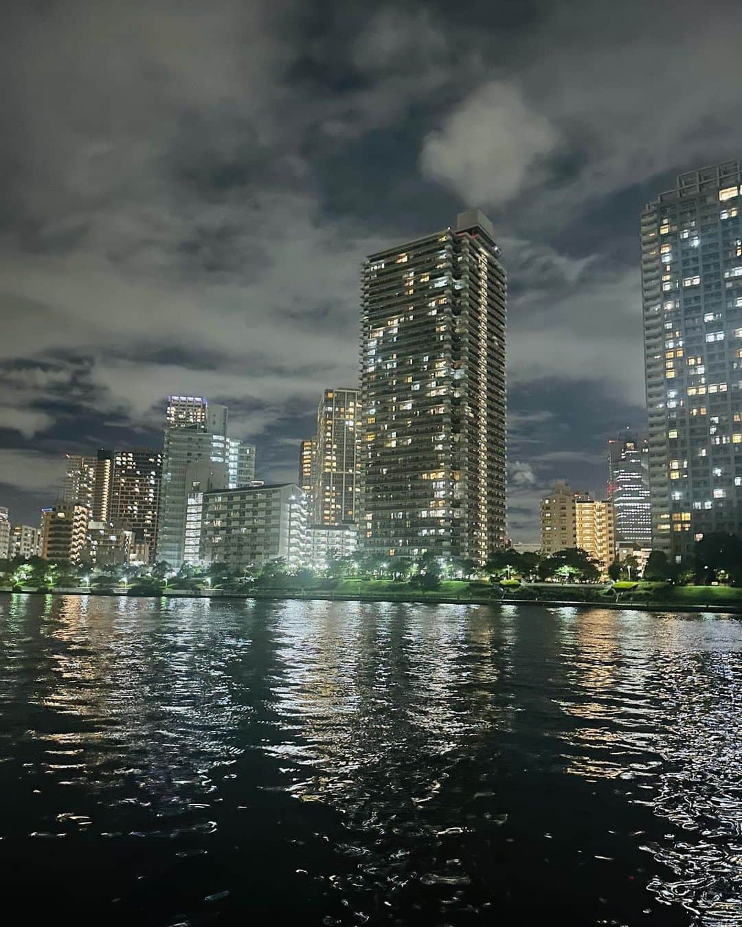 美川憲二さんのインスタグラム写真 - (美川憲二Instagram)「屋形船から見る夜景🌃  綺麗だったわよ〜😍🌃🌊🌊🌊🌊🌊✨✨✨✨✨✨✨✨✨💕💕💕💕💕  東京湾！  お台場！  夜景🌃‼️  それそれ〜🥰😃😄💡💡💡⤴️⤴️ #東京湾クルーズ #屋形船 #夜景きれいでした  #ロマンティック #東京 #tokyo  #美川憲一 #美川憲二 #ヒデコフランセスカ #オネェ系 #ものまね」8月23日 13時26分 - mikawakenji