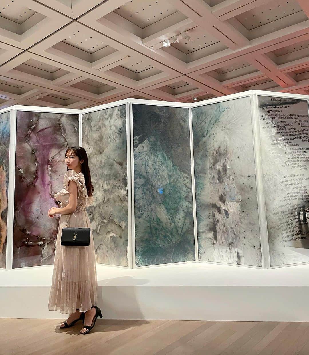 藤田かんなのインスタグラム：「🎨  この間国立新美術館の  『テート美術館展　光　― ターナー、印象派から現代へ』 『蔡國強　宇宙遊 ―〈原初火球〉から始まる』の展示を観に行ってきました👩🏻‍🎨  独創的な作品ばかりで、どうしたらこのような作品を生み出せるのか、そのひらめきに驚かされました💡  美術館に行くたびに私も何か今までに無いような物を作りたい！と意気込むのですが、、、 そう簡単には思い浮かばず何も動けていない状況です😂笑  もっと色々な作品を見て勉強します✍🏻＾＾  #美術館」
