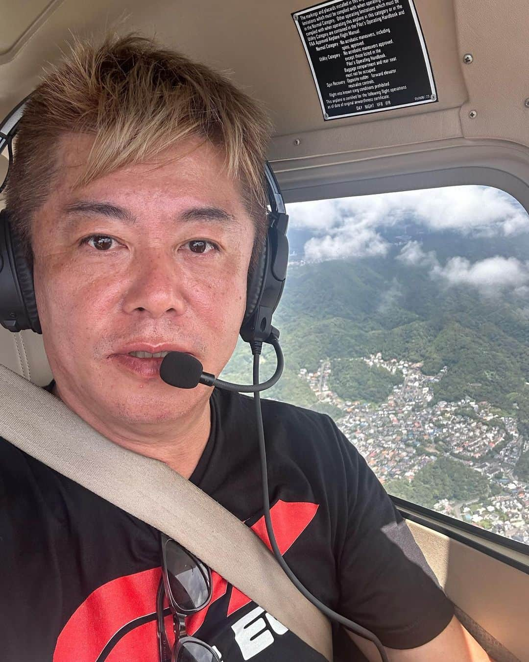 堀江貴文のインスタグラム：「#pilot #training #今日もきょうとて飛行訓練 #明日は航空無線通信士試験 #一夜漬け」