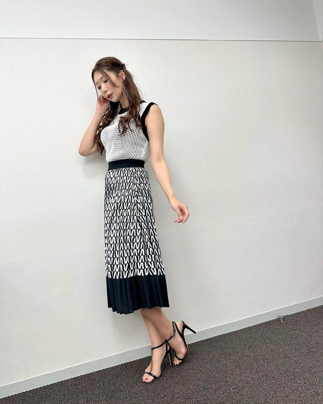 穂川果音さんのインスタグラム写真 - (穂川果音Instagram)「火曜アベプラ衣装👗  今日も変わりやすい天気☀️→☔️  雨が降っても汚れが目立ちにくい黒めよスカートがオススメです😊  #34度の日コーデ　#天気コーデ　#天気　#気象予報士　#weather #明日コレ着よコーデ　#ほかのん #夏コーデ #雨の日コーデ #170cmコーデ　#暑さ対策コーデ　#アナウンサーコーデ」8月23日 13時44分 - hokawakanonn