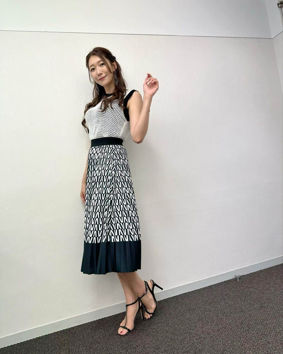 穂川果音さんのインスタグラム写真 - (穂川果音Instagram)「火曜アベプラ衣装👗  今日も変わりやすい天気☀️→☔️  雨が降っても汚れが目立ちにくい黒めよスカートがオススメです😊  #34度の日コーデ　#天気コーデ　#天気　#気象予報士　#weather #明日コレ着よコーデ　#ほかのん #夏コーデ #雨の日コーデ #170cmコーデ　#暑さ対策コーデ　#アナウンサーコーデ」8月23日 13時44分 - hokawakanonn