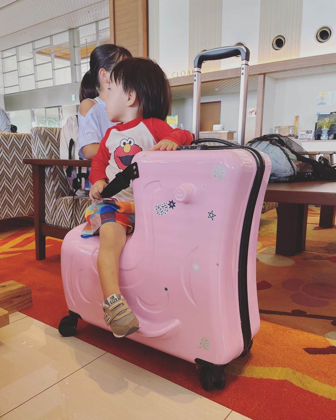 森本さやかのインスタグラム：「ぐずぐずしていてもすぐに機嫌戻るから( ߹ㅁ߹)助かる( ；ᵕ； )  #キャリーバッグ  #スーツケース #トランク  #子供が乗れるスーツケース  #夏休みの思い出」