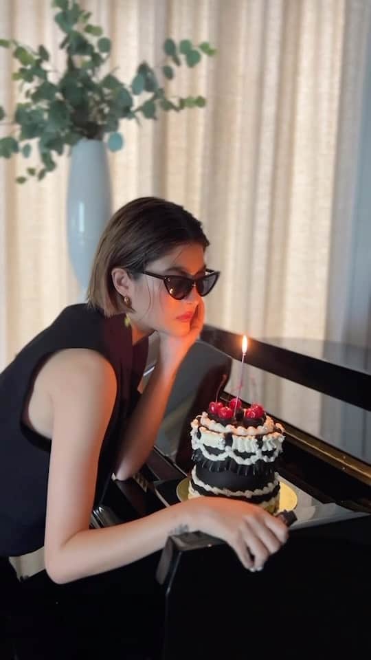 マギー・ラースリー・バーレンシエガーのインスタグラム：「I light up my own candle. Blow it myself cuz im my own boss 🕶️」