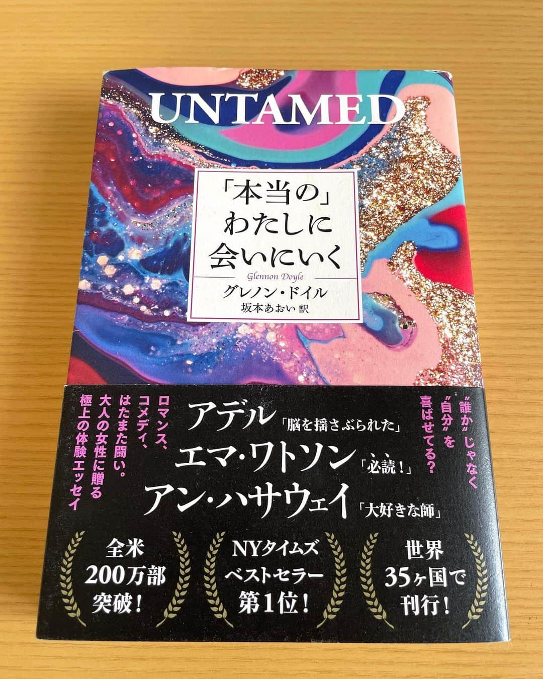 小川麻琴さんのインスタグラム写真 - (小川麻琴Instagram)「8月初旬に咽頭の風邪を拗らせてしまい、実は今月は仕事以外で全く人に会っていません。  誰にも会えなくて、声も出せない時間は、お喋り好きな私にとってかなりきつい時間ではありましたが  そのお陰で自分の身体や心とめちゃくちゃ向き合う事ができました。  毎日あたり前に目覚めて 元気に一日を過ごせることがいかに幸せなことなのかも、この療養期間の中で改めて実感させてもらいました。  身体は回復してきても全く声が出ない時間が続いたので、ただひたすら本を読みました。  元々読書は好きですが、1ヶ月の間にこんなに本を読むことはあまりなかったので、そういった面でも貴重な1人時間になりました📕  写真に載せた以外にも 色々と読んだのですが、私のオススメしたい本をピックアップさせてもらいました✨  どれも素晴らしい本なので、 もし気になるものがあったら是非読んでみて下さいね☺️  喉の方もほぼ回復していますで、心配なさらないで下さいね🌻  そして、 病気のお陰と言ってはなんですが、、8月はほぼまるまる休肝できたのでそれはそれで身体には良かったです🤭  身体も心も健康が1番だ。  #療養  #自分と向き合う  #心と身体を整える  #読書 #日々に感謝」8月23日 13時53分 - 1029_makoto