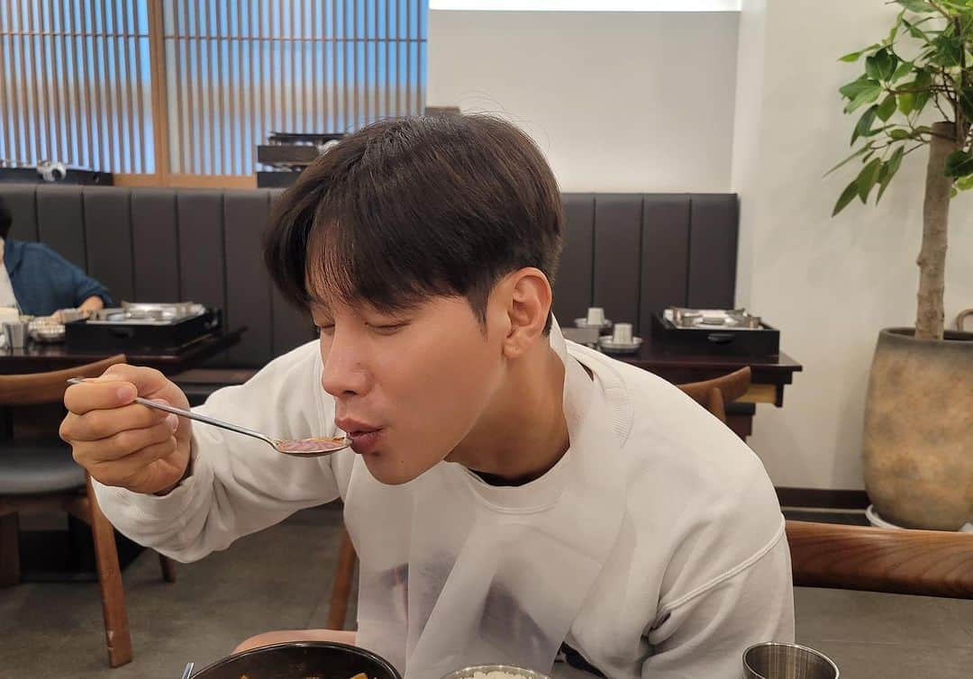 Lee Si-gangのインスタグラム：「후~3 (맛점 하세요)🤍 앞치마하고 카페옴..😅  お昼ご飯美味しく🤍」