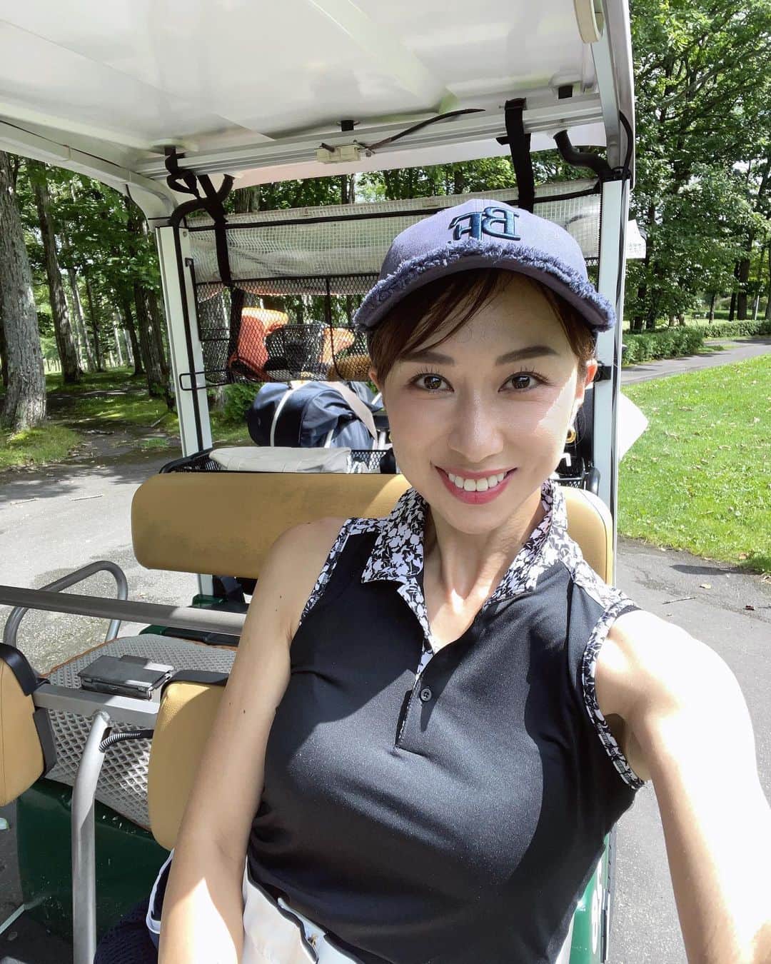 吉川まあこさんのインスタグラム写真 - (吉川まあこInstagram)「✴︎ ‎𓊆北海道golf𓊇  旭川国際カントリークラブ⛳️  平気で120たたくわたしですが この日116でまわれた🤪  年内で100近くでまわれるよう練習がんばるよー‪ ·͜·  肩がかりんとうみたいな色になってきた #なとぅ  #golf#enjoygolf  #ゴルフ#ゴルフ女子 #旭川国際カントリークラブ  #北海道ゴルフ#⛳️」8月23日 13時55分 - maako_hinahina