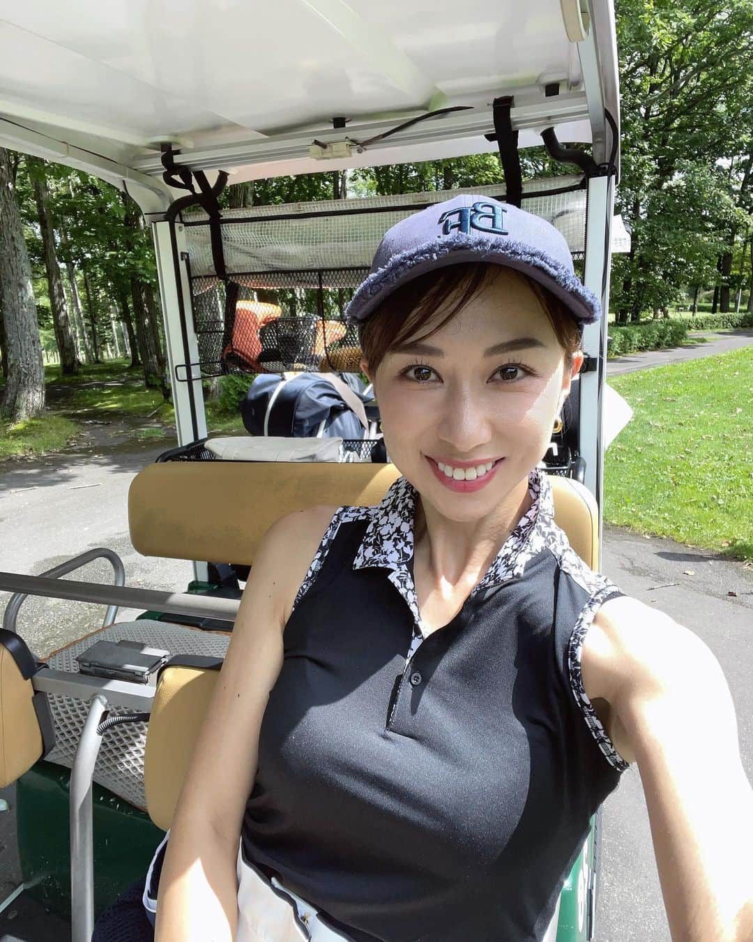 吉川まあこのインスタグラム：「✴︎ ‎𓊆北海道golf𓊇  旭川国際カントリークラブ⛳️  平気で120たたくわたしですが この日116でまわれた🤪  年内で100近くでまわれるよう練習がんばるよー‪ ·͜·  肩がかりんとうみたいな色になってきた #なとぅ  #golf#enjoygolf  #ゴルフ#ゴルフ女子 #旭川国際カントリークラブ  #北海道ゴルフ#⛳️」