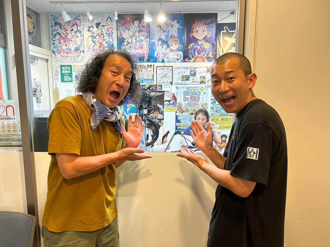 うえたけのインスタグラム：「作品タイトル「コースト25周年特番放送中📻」  #沼津コーストFM 開局25周年特番放送中📻 #高橋裕一郎 さんとセッションさせて頂きます♪ 祭りだぜ✨」