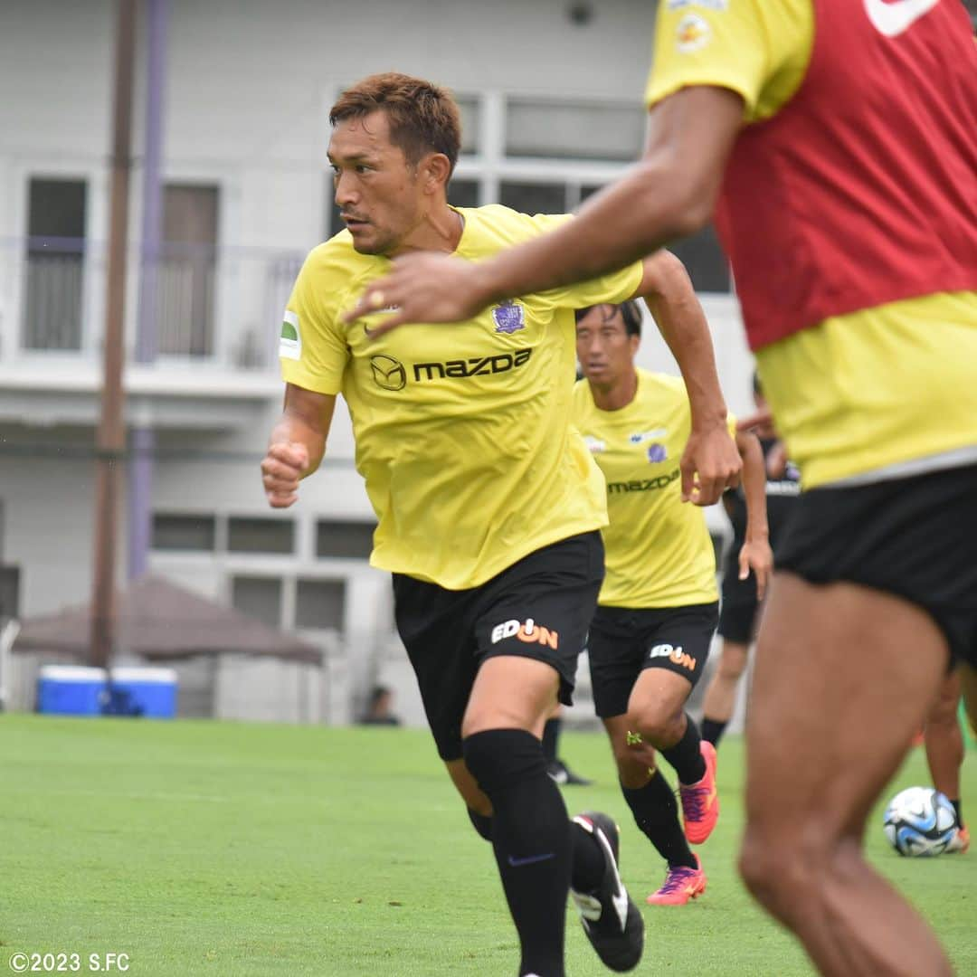 サンフレッチェ広島のインスタグラム：「アウェイ・柏戦まで、あと3日🔥  ⚽️NEXT GAME⚽️ 🏆明治安田生命J1リーグ第25節 🆚柏レイソル 🗓8月26日（土）19:00KO 🏟 三協フロンテア柏スタジアム  #青山敏弘 選手 #茶島雄介 選手 #加藤陸次樹 選手 #中野就斗 選手 #sanfrecce #サンフレッチェ広島 #ぶちあつ！」