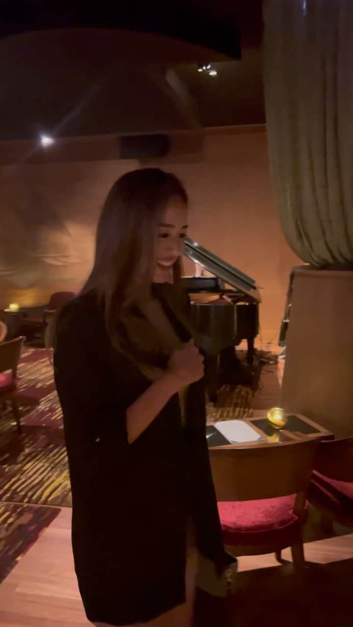 Mieのインスタグラム：「ハレクラニ🤍 お友達が連れてってくれてから大好きになってたまーに行く、こちらのバー✨  生バンド聴きながらシャンパンとハイボールを☺️🤍  #ハワイ #旅行 #おすすめバー  #ハレクラニ #Halekulani #hawaiilife #ワイキキ」