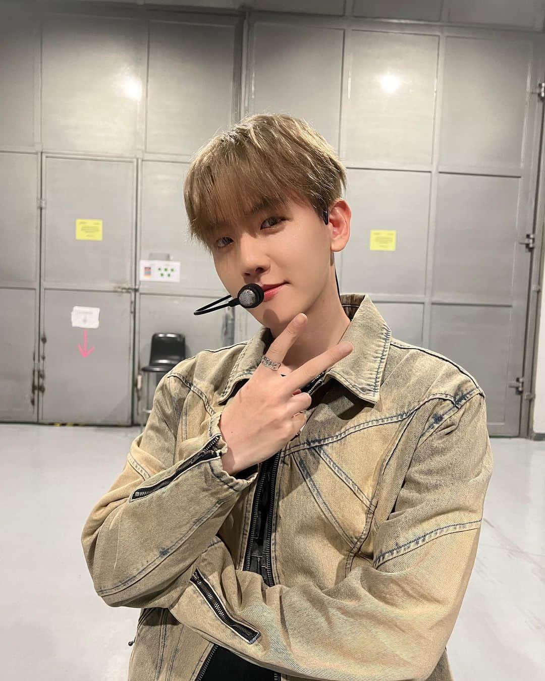 EXOさんのインスタグラム写真 - (EXOInstagram)「🩶✌🏻🩶  #BAEKHYUN #백현 @baekhyunee_exo  #EXO #엑소 #weareoneEXO #kampmonterrey」8月23日 14時03分 - weareone.exo