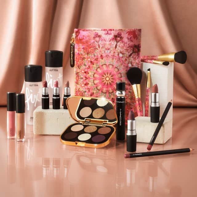 M∙A∙C Cosmetics Japanのインスタグラム：「＼数量限定発売中／ 全国店舗・M･A･C公式オンラインショップ 展開  M・A・Cのベストセラー製品の人気色や限定色がスペシャルエディションキットになって登場！  秋の気分を高めるヌーディなニュートラルカラーを中心にデザイン。 アイ・リップ・スキンケア・ブラシの特別な限定キットで秋のカラーメイクアップを楽しんで◎  ■ M･A･C MOMENTOS ・イン ハインドサイト アイ キット 全1種 / 8,800円(税込) ・トレジャード キス リップ キット 全2種 / 5,940円(税込) ・ベスト ケプト キス ミニ リップスティック トリオ 全1種 / 5,940円(税込) ・アット ファースト リップガラス デュオ 全1種 / 5,830円(税込) ・リフレッシュ + レミニス フィックス+ デュオ 全1種 / 5,940円(税込) ・ブラシ ウィズ グレイトネス ブラシ キット 全1種 / 9,680円(税込)  #MACモメントス #MACMOMENTOS #MACコスメ #秋コスメ」