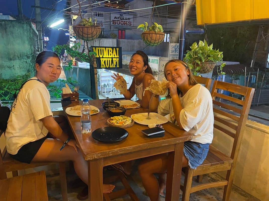 大村 奈央のインスタグラム：「#RoxyTeamTrip vol.11🇮🇳 11回目のチーム引率遠征はインド。 行くか決めるまで治安、食べ物、水など不安要素があり行くか悩みましたが、行って良かった😆去年から遠征頻度を重ねた2人の引率だったので、気をつける所は気をつけて、楽しめる所を見つけて楽しむという事ができるようになってきていてる選手たち。「毎晩カレーを食べよう！」と言ってカレーを食べまくりながら試合に出て、海、街、人、文化など色んなことをみんなで知れました😊カレーの強烈なスパイスのせいか、2人は親父ギャグを連発するようになってました。なんで？  今回も助けてくれた方々ありがとうございました🧡🤍💚  #roxy #遠征 #globalwifi #gobeyonder」