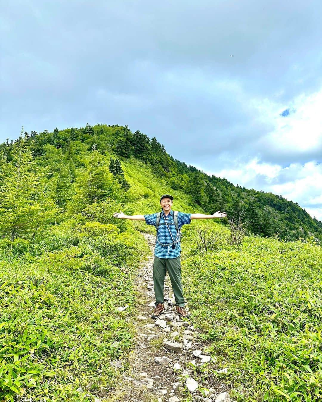 金子貴俊さんのインスタグラム写真 - (金子貴俊Instagram)「⛰お知らせです⛰ 8/23（水）22:30〜23:00  BS朝日「そこに山があるから」 四阿山（あずまやさん）/前編  今回は、花の百名山である根子岳（ねこだけ）への縦走コースに挑みます。 　 約３０〜８０万年前に活動した成層火山である四阿山。 道中では溶岩で出来た巨大な岩脈「的岩」を間近で見ることができます。 高さ１５m、長さ２００m以上もありながら、幅はわずか２〜３mという不思議な形の岩脈に金子貴俊もビックリ！ 　 さらに、思わず胸キュンした山の生物との出会いや、４月に登った黒斑山（くろふやま）を望める解放感たっぷりの稜線歩きなど見どころがたくさん。  そして山頂で待っていたのは、南アルプスも一望できる３６０度の大パノラマでした。 　 四阿山（あずまやさん） 群馬県嬬恋村/長野県上田市・須坂市 標高：２,３５４m  是非ご覧ください⛰  https://www.bs-asahi.co.jp/sokoyama/  #bs朝日 #そこ山 #登山 #四阿山 #根子岳 #花の百名山 #縦走 #コロンビア #Columbia #金子貴俊 @ Columbia_jp」8月23日 14時20分 - takatoshi_kaneko