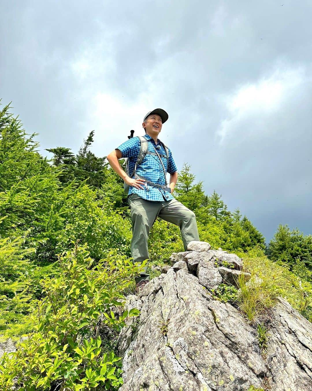 金子貴俊さんのインスタグラム写真 - (金子貴俊Instagram)「⛰お知らせです⛰ 8/23（水）22:30〜23:00  BS朝日「そこに山があるから」 四阿山（あずまやさん）/前編  今回は、花の百名山である根子岳（ねこだけ）への縦走コースに挑みます。 　 約３０〜８０万年前に活動した成層火山である四阿山。 道中では溶岩で出来た巨大な岩脈「的岩」を間近で見ることができます。 高さ１５m、長さ２００m以上もありながら、幅はわずか２〜３mという不思議な形の岩脈に金子貴俊もビックリ！ 　 さらに、思わず胸キュンした山の生物との出会いや、４月に登った黒斑山（くろふやま）を望める解放感たっぷりの稜線歩きなど見どころがたくさん。  そして山頂で待っていたのは、南アルプスも一望できる３６０度の大パノラマでした。 　 四阿山（あずまやさん） 群馬県嬬恋村/長野県上田市・須坂市 標高：２,３５４m  是非ご覧ください⛰  https://www.bs-asahi.co.jp/sokoyama/  #bs朝日 #そこ山 #登山 #四阿山 #根子岳 #花の百名山 #縦走 #コロンビア #Columbia #金子貴俊 @ Columbia_jp」8月23日 14時20分 - takatoshi_kaneko