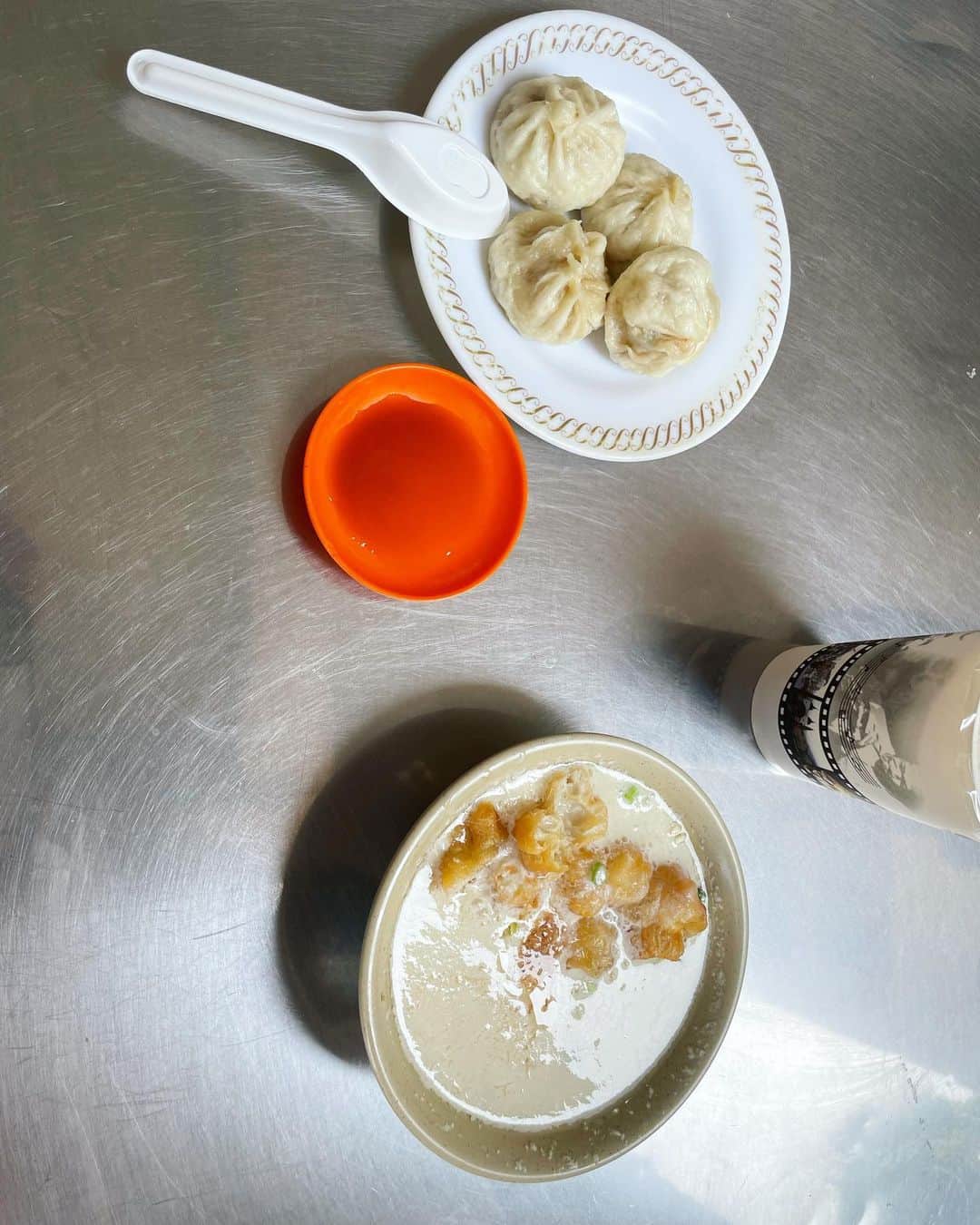 内田真美さんのインスタグラム写真 - (内田真美Instagram)「. 「どこの国の朝ごはんが好き？」と家族に聞かれ悩んでしまったがいつだって上位にいるのが台湾の朝食です。台湾に来ると『豆乳過剰摂取の旅』は常で、日本と製法が違う豆漿は喉に引っかからずスルリと喉元を過ぎていく。 塩味の鹹豆漿はおぼろ豆腐のスープのようで20年前の感激は変わらずで必食だし、砂糖入りの冷たい凍甜豆漿も必ず。この両方で私的に1セットです。 各店舗の得意とする粉物と合わせれば、ああ台湾に旅に出たんだという確信が持てます。 これに午後や夜には豆花を食すので否が応でも『豆乳過剰摂取の旅』は確定です。  永和豆漿大王 五湖豆漿  #私的台湾食記帖 #私的台北好味帖」8月23日 14時16分 - _mamiuchida_