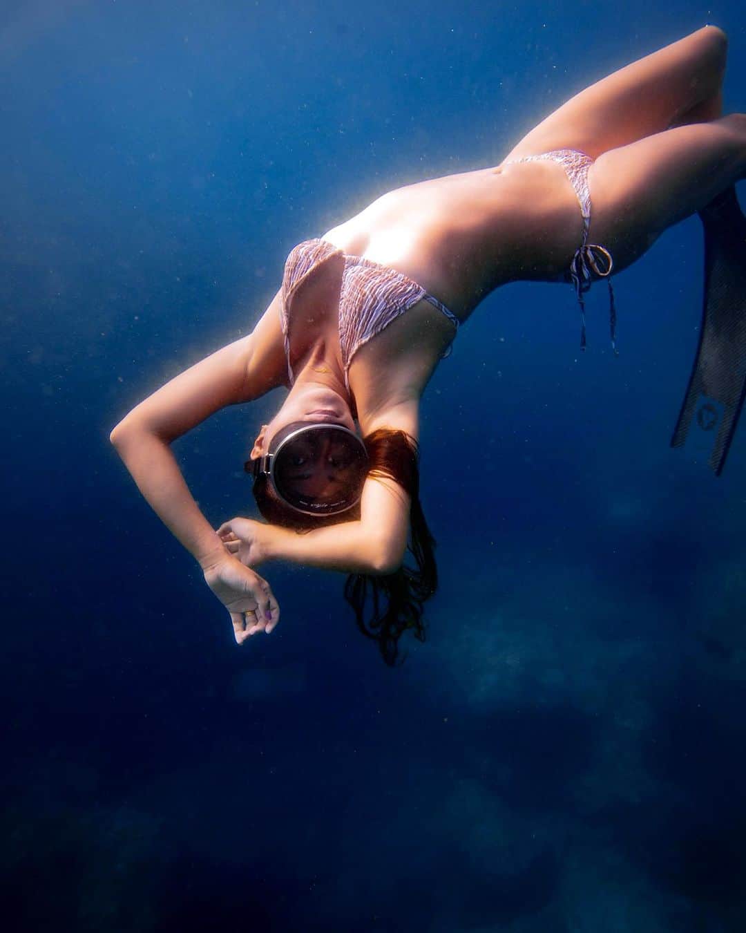 福田朋夏のインスタグラム：「最近の海のコンディションは最高すぎて潜っていても気持ちいい😌🤍 こんな毎日がずっと続けば良いのに…  Photo by @i_am_tomomiiii  @alchemy_hellas  #freediving #underwaterphotography #oceanlife」