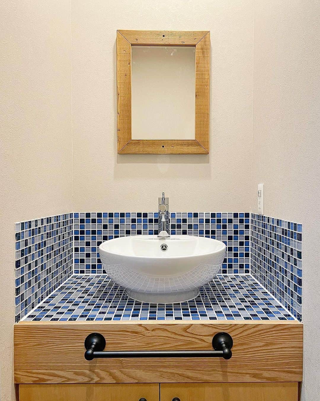 fukui-kensetsuさんのインスタグラム写真 - (fukui-kensetsuInstagram)「山形市西蔵王K様邸の造作手洗いです。  モザイクタイルの天板と立ち上がりに、丸いボウルを乗せた、爽やかで可愛いらしい手洗いになっています✨  #造作手洗い #造作手洗い器 #造作手洗い場 #モザイクタイル #木製ミラー #自然塗料 #自然塗料リボス #自然素材の家 #自然素材の家づくり #マイホーム  +++--------------------+++  山形暮らしの家づくり  #福井建設#山形市#工務店#注文住宅#山形注文住宅#山形の工務店#山形住宅会社  山形の風土に合った注文住宅を建設しています。  ↓プロフィール↓ @fukui_kensetsu  ↓現場のことや日常をご紹介するアカウント↓ @fukui_kensetsu_pr  お問い合わせなど、お気軽にDMしてください♪ +++--------------------+++」8月23日 14時24分 - fukui_kensetsu