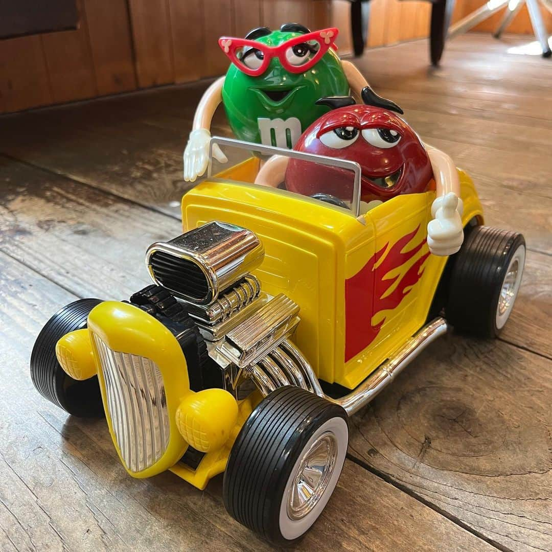 kiarrysのインスタグラム：「Vintage m&m’s Hot Rod Car Red & Green Chocolate Dispenser  New in.」