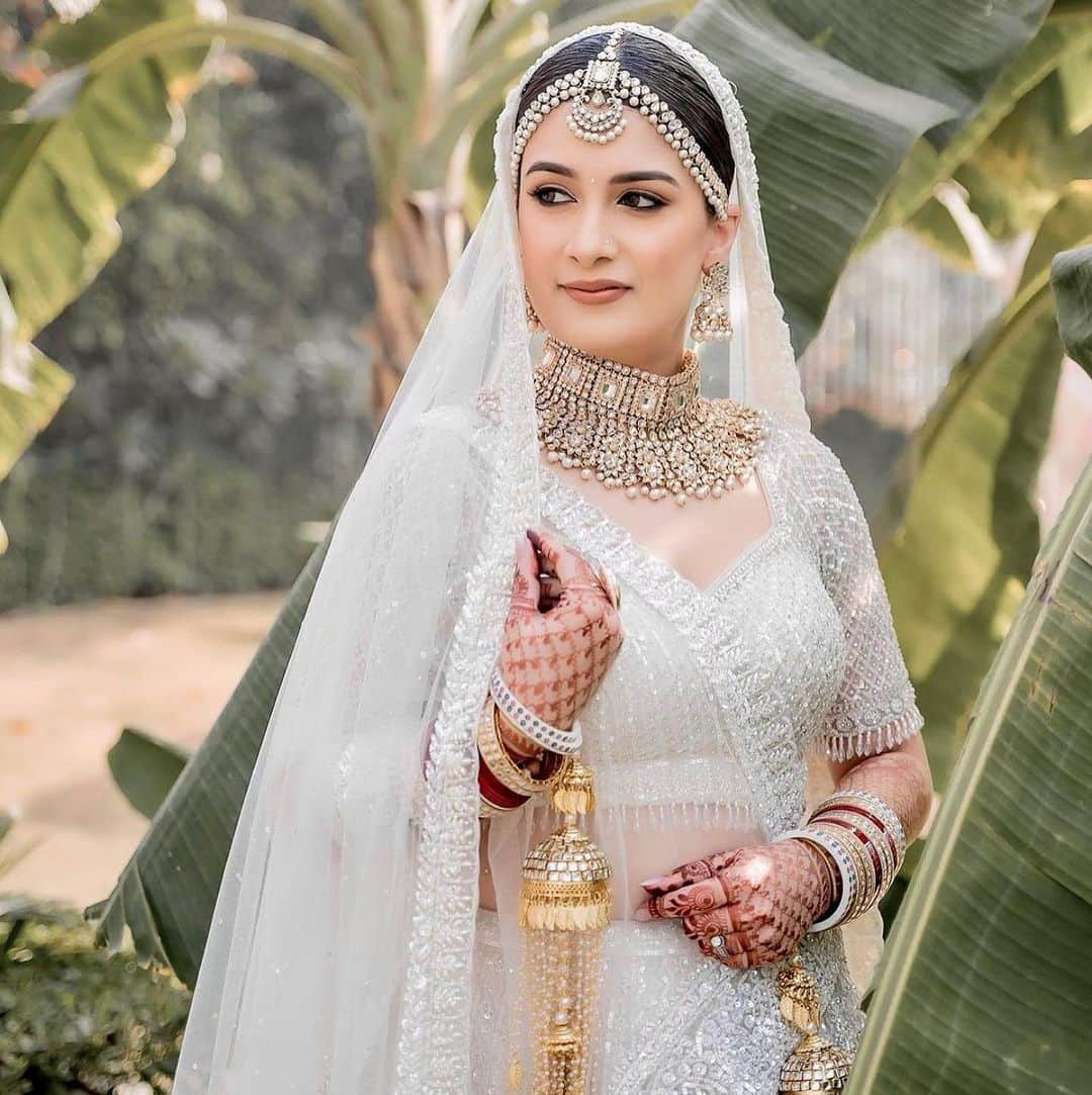 Indianstreetfashionさんのインスタグラム写真 - (IndianstreetfashionInstagram)「She glows with grace, embracing the rich heritage of our culture while embarking on a new journey. Her beauty is a testament to the love in her heart ♥️  @indianstreetfashion #indianstreetfashion #indianwedding #bridalbeauty #indianbride #weddingbliss #indianweddingphotography #weddinggoals #traditionalbride #weddingseason #bridalfashion #indiancouture #happilyeverafter #weddinginspo #bridalmakeup #dreamwedding #indianweddingtraditions #indianweddingvibes」8月23日 14時37分 - indianstreetfashion